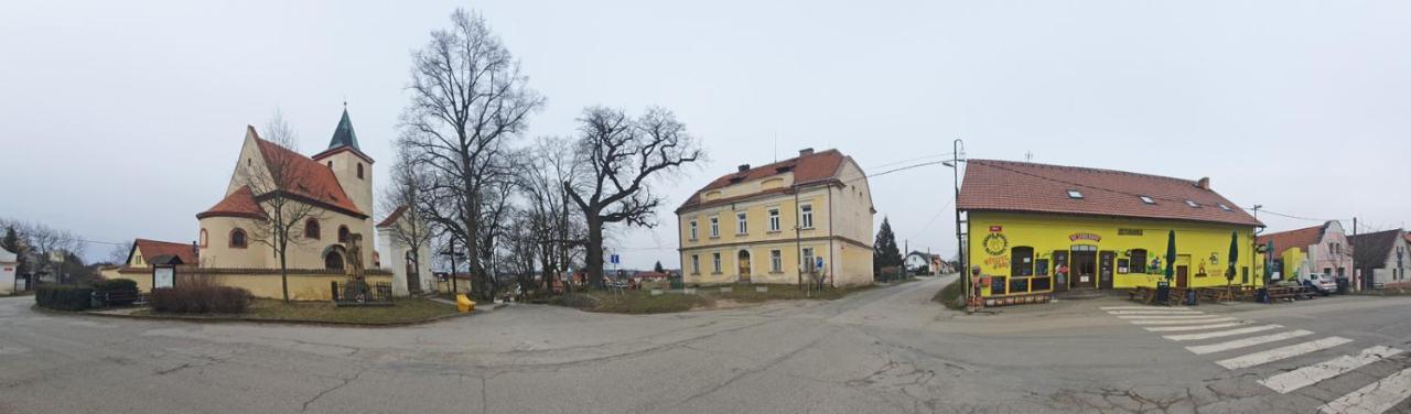 Hrusicka Restaurace A Penzion Hotel Hrusice Buitenkant foto