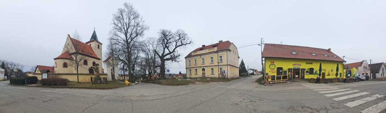 Hrusicka Restaurace A Penzion Hrusice Buitenkant foto
